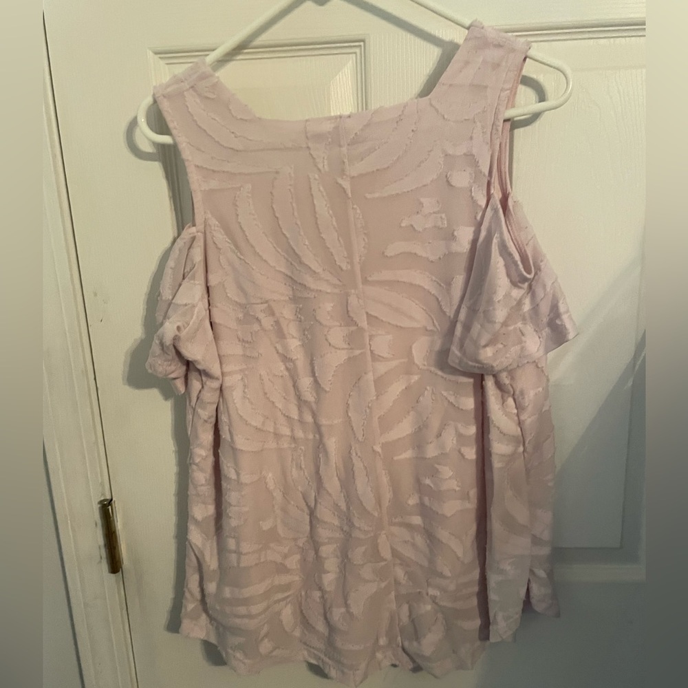 Beautiful light pink top. Size large. - Picture 4 of 6